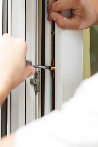 Schraube am Fensterrahmen festziehen — Stockfoto