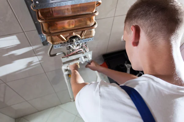 Reparador durante el trabajo — Foto de Stock