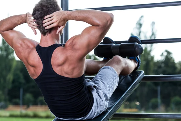 Entrenamiento de hombre en gimnasio — Foto de Stock