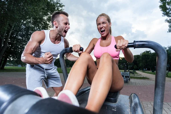 Motiverade par på gym — Stockfoto