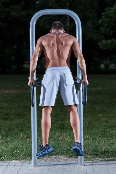 Hombre muscular en el gimnasio — Foto de Stock