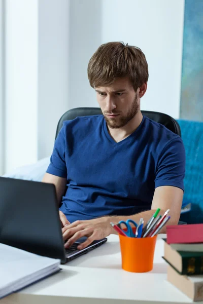 Estudante usando computador — Fotografia de Stock