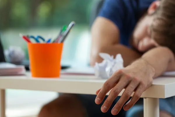 Studente stanco dopo l'apprendimento — Foto Stock