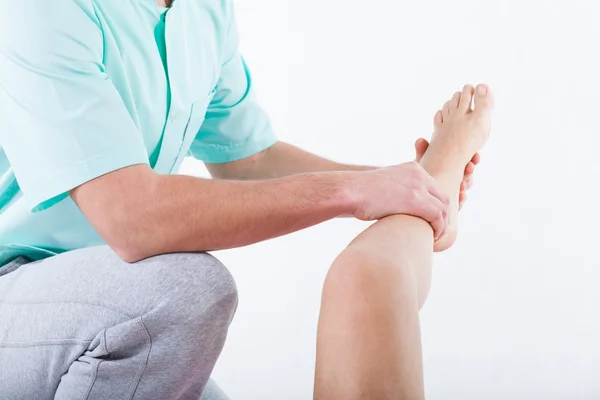 Fisioterapeuta flexão do joelho — Fotografia de Stock