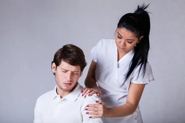 Paciente com ombro doloroso — Fotografia de Stock