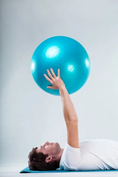 Patient exercising with ball — Stock Photo, Image