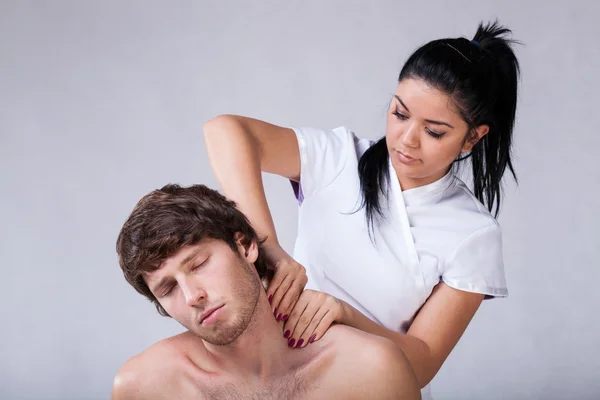 Massage des steifen Nackens — Stockfoto