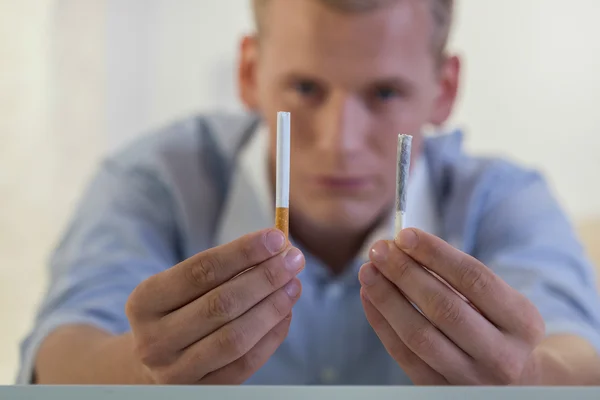 Hombre con adicción al tabaco — Foto de Stock