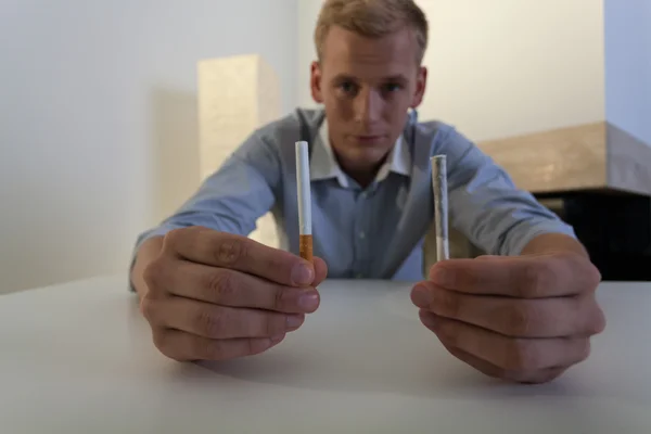 Hombre con adicción al tabaco — Foto de Stock