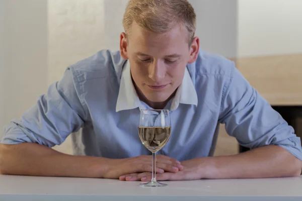 L'uomo d'affari non dovrebbe bere alcolici. — Foto Stock