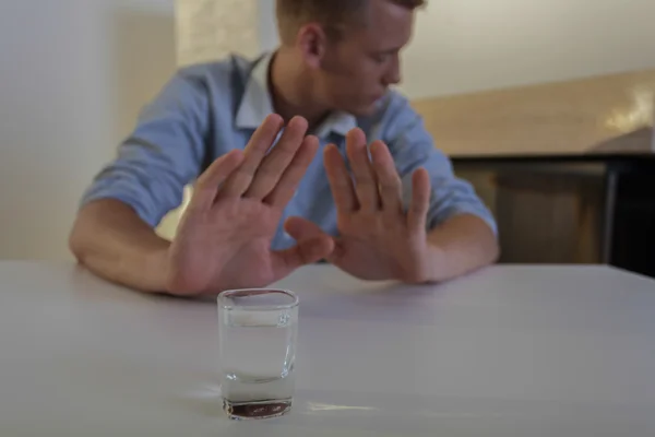 Homem recusa beber vodka — Fotografia de Stock