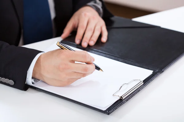 Manos escribiendo en el portapapeles — Foto de Stock