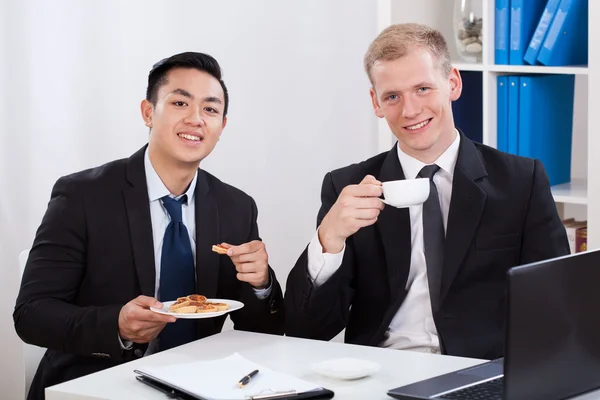 Hombres durante el almuerzo de negocios — Foto de Stock