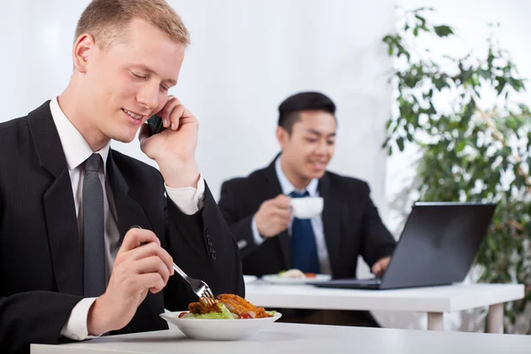 Affärsmän äta lunch — Stockfoto