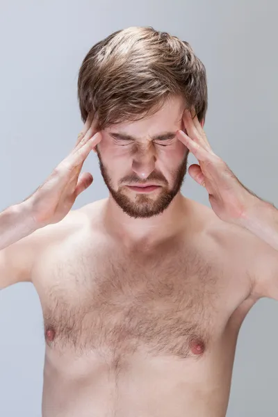 Homme souffrant de maux de tête — Photo