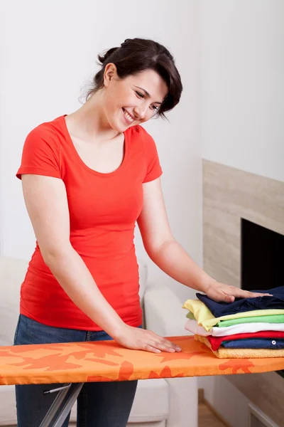 MUJER HACIENDO EL HOGAR — Foto de Stock