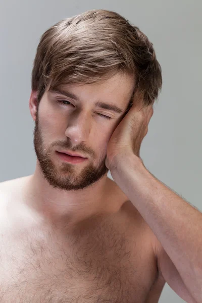 Człowiek uczucie ból głowy — Zdjęcie stockowe