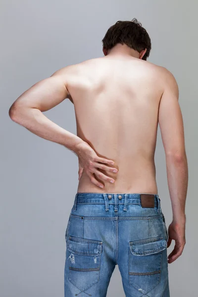 Człowiek cierpi na bóle kręgosłupa — Zdjęcie stockowe
