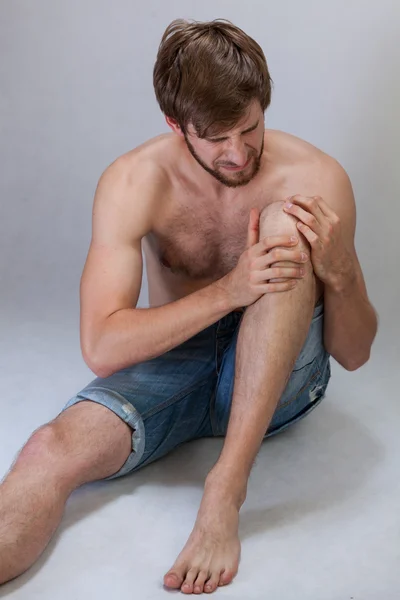 Mannen som lider av knäsmärta — Stockfoto