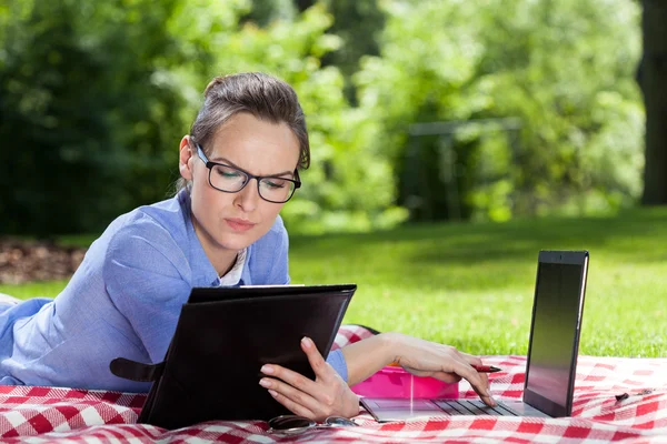 Zakenvrouw werkt op de computer — Stockfoto