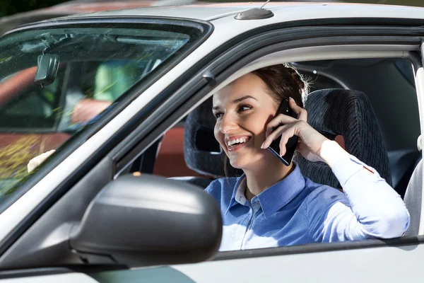 Autorijdende vrouw — Stockfoto