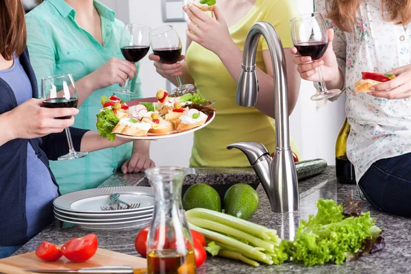 Meninas gastando tempo na cozinha — Fotografia de Stock