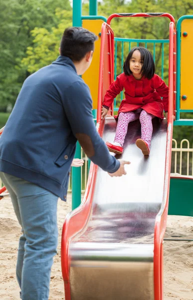 Papa et fille sur le terrain de jeu — Photo