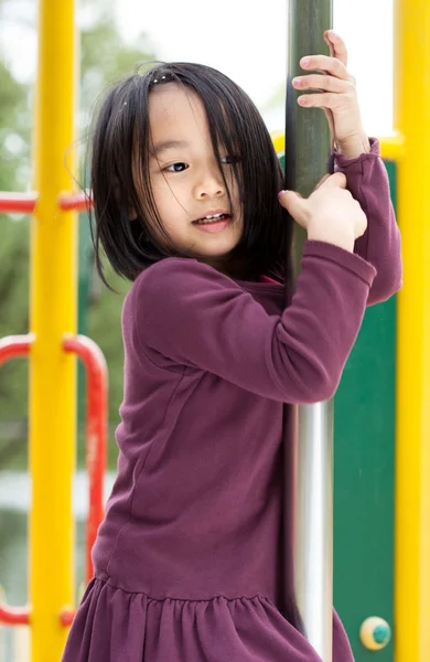 Asiatiska damen på en lekplats — Stockfoto