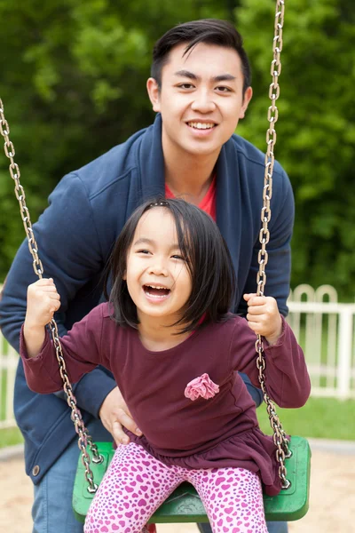 Familie auf Schaukel — Stockfoto