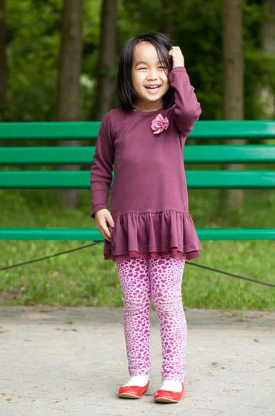 Usmívající se dívka v parku — Stock fotografie