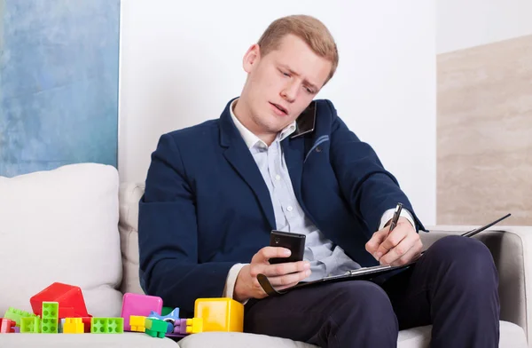 Upptagen man med telefonen — Stockfoto