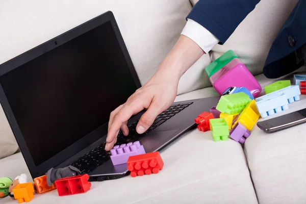 Busy father using laptop — Stock Photo, Image