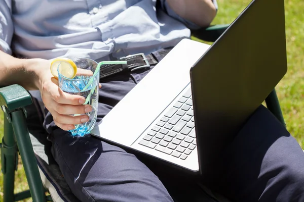 Zakenman werkt aan een laptop — Stockfoto