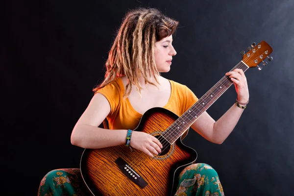 Menina com tocar guitarra — Fotografia de Stock