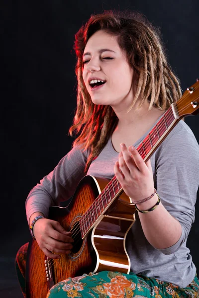 Menina cantando com guitarra — Fotografia de Stock