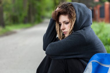 depresyona yol üzerinde oturarak başlıklı kız