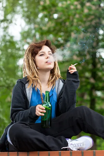 Teenage girl smoking cigarette — Stock Photo, Image