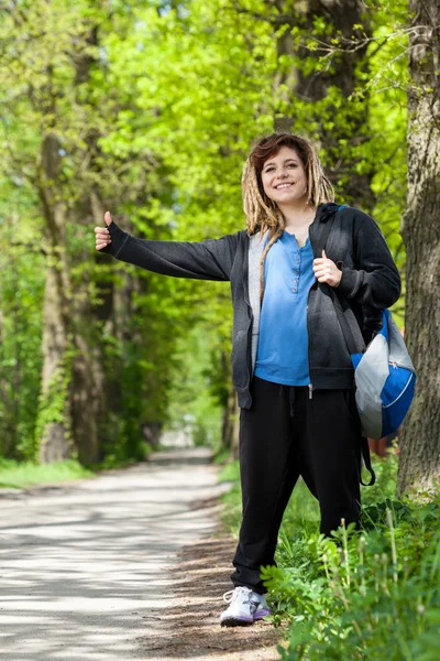 Hitchhiker trying to catch car — Stock Photo, Image