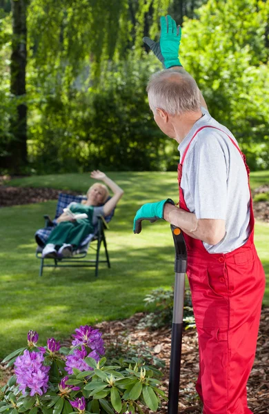 Greeting gardeners in garden — Stock Photo, Image