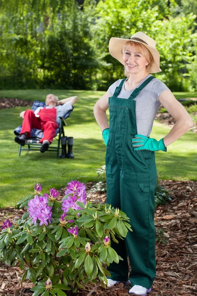 Удовлетворенная женщина-садовница — стоковое фото