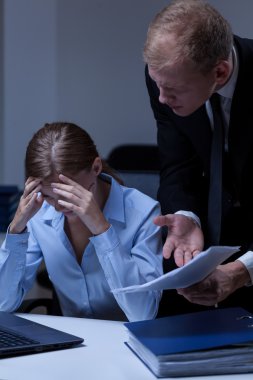 Patron kadın görevli bağırıyor