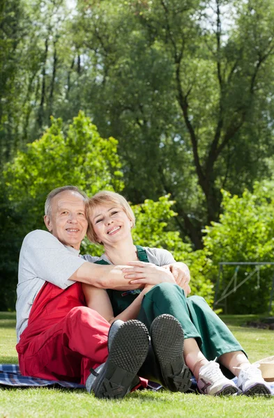 Šťastný manželský pár v zahradě — Stock fotografie