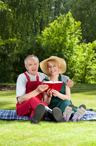 Couple marié se reposant dans le jardin — Photo