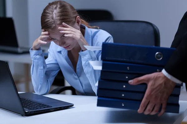 Horas extraordinarias en el trabajo — Foto de Stock