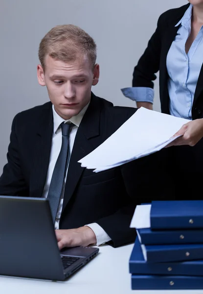 Arbetstagaren har att förbättra sitt arbete — Stockfoto