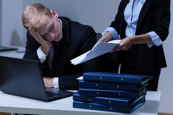 Müder Mann macht Überstunden — Stockfoto