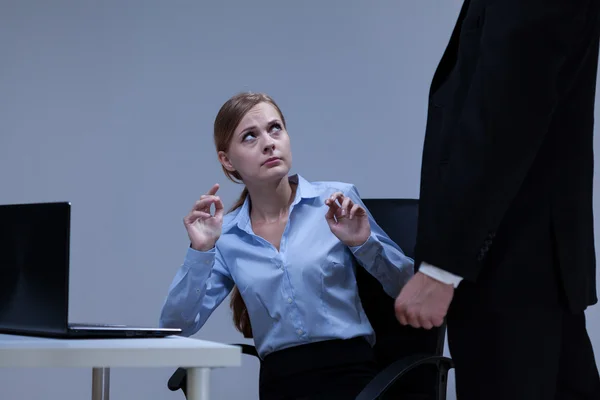 La mujer tiene miedo de su jefe. — Foto de Stock