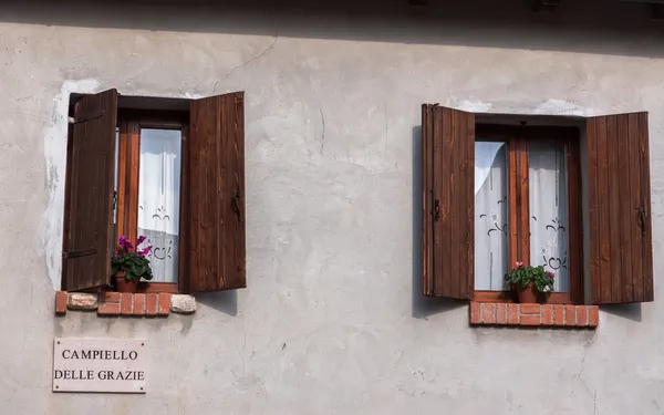 Janelas italianas — Fotografia de Stock