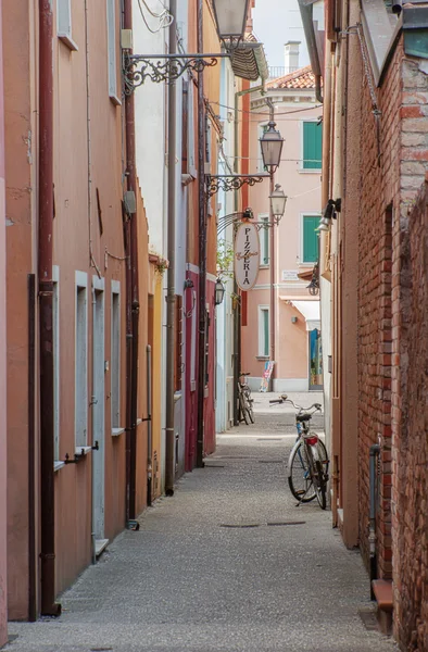 Typisch Italiaanse straat in caorle — Stockfoto