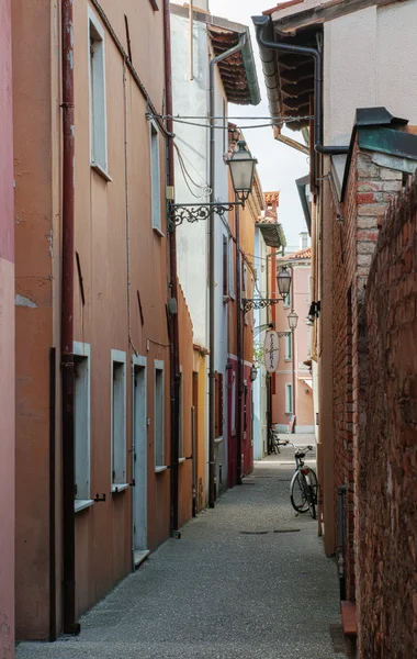 Rua típica italiana em Caorle — Fotografia de Stock